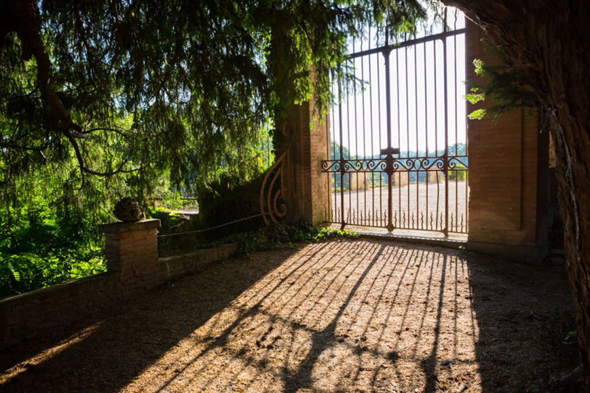 Vue d'un portail entre le parc et la terrasse du Château, donnant sur le Tarn