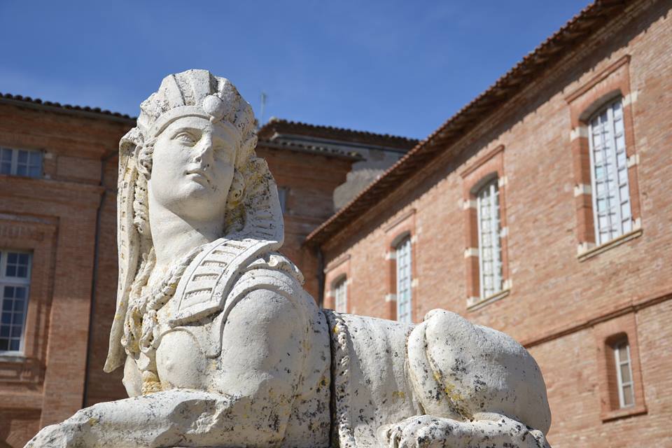 Sculpture dans la cour du château de Saint-Géry. Dernière visite de la saison 2017 !