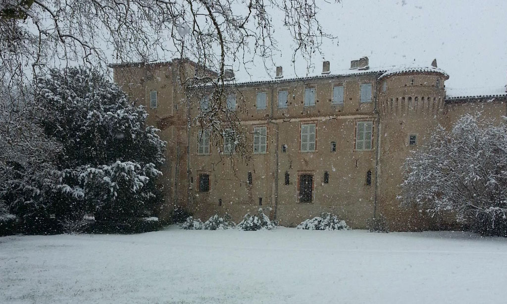 Vue de la façade côté parc du château de Saint Géry dans la Tarn, sous la neige