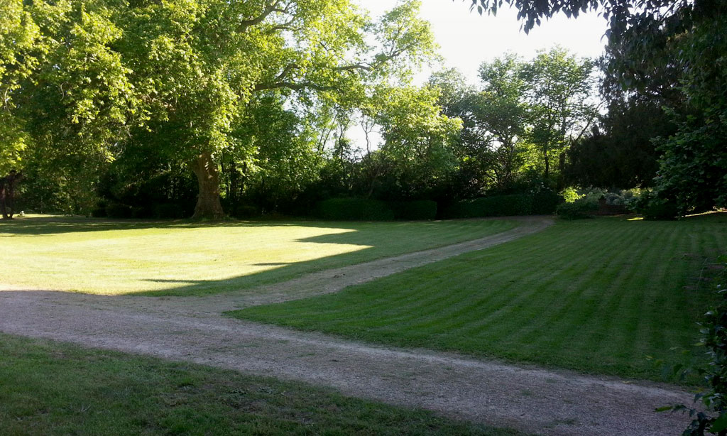 Vue des pelouses du parc du château de Saint Géry dans la Tarn